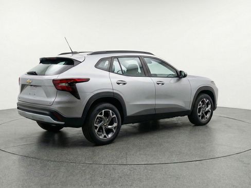 Used 2025 Chevrolet Trax LT FWD image 9