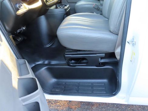 Used 2019 Chevrolet Express 3500 w/ Driver Convenience Package image 15