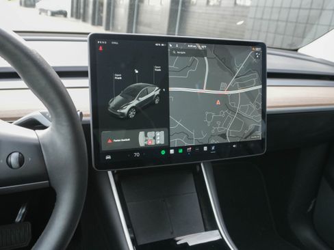Used 2021 Tesla Model Y Long Range AWD/4WD image 18
