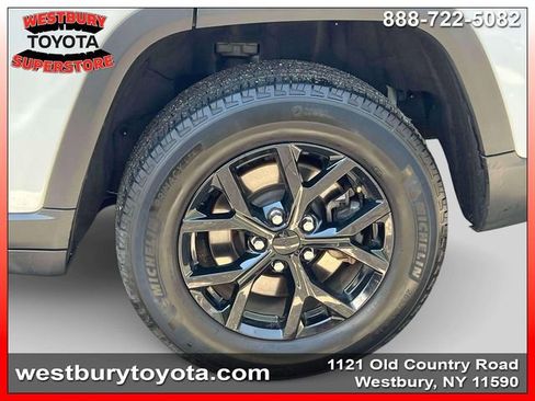 Used 2024 Jeep Grand Cherokee L Laredo image 11