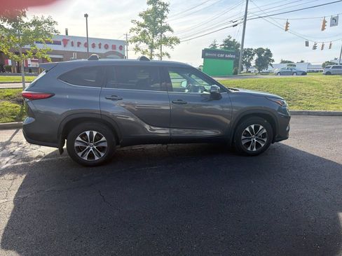 Used 2022 Toyota Highlander XLE AWD/4WD image 14