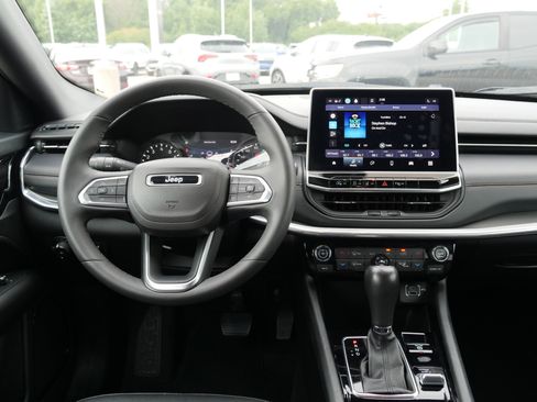 Used 2023 Jeep Compass Limited image 18