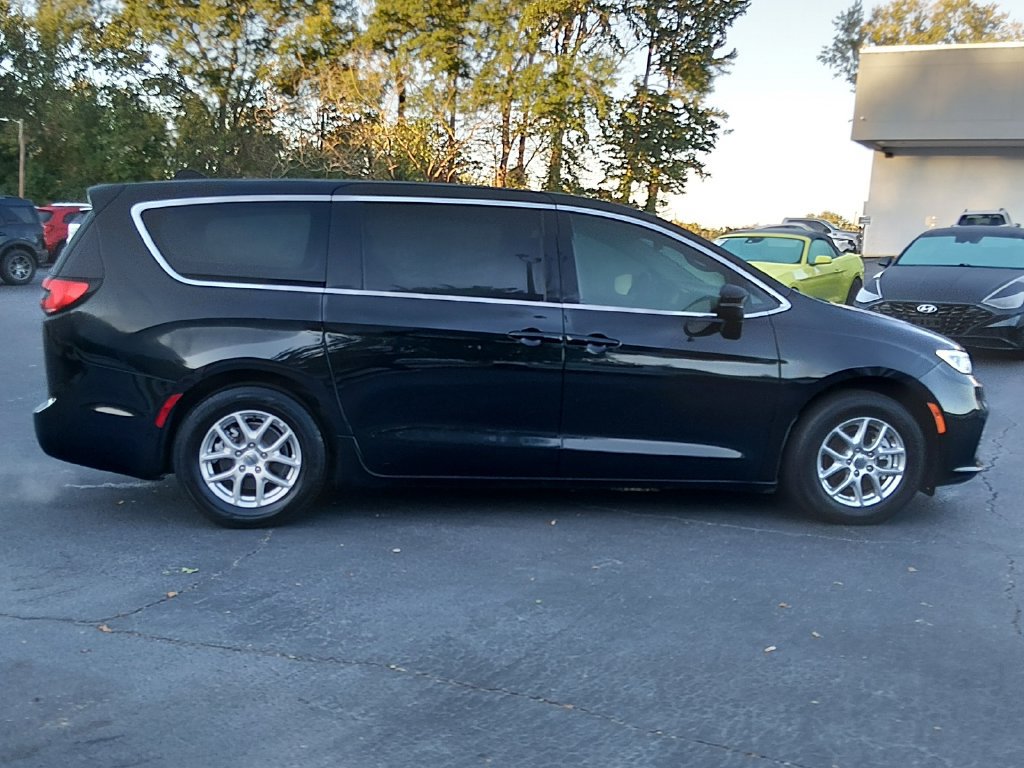 Used 2023 Chrysler Pacifica Touring-L FWD image 3