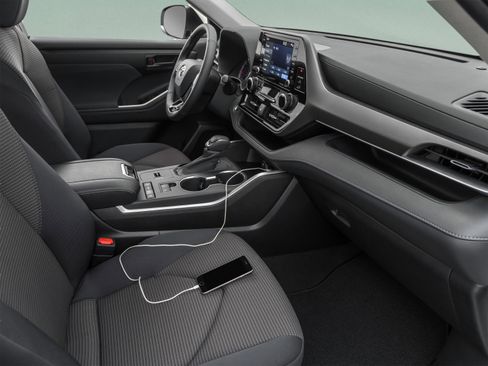 Used 2021 Toyota Highlander L FWD image 32