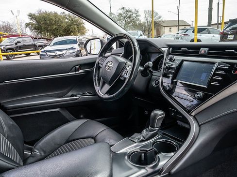 Used 2019 Toyota Camry SE w/ Convenience Package image 19
