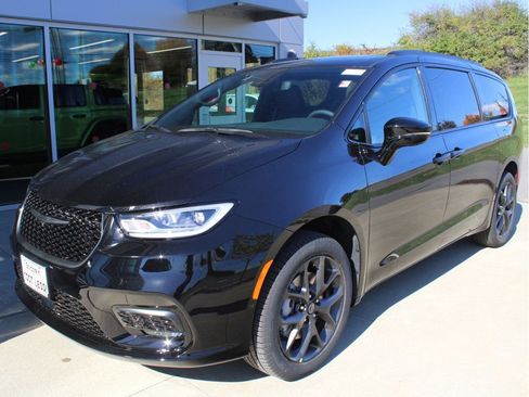 New 2026 Chrysler Pacifica Limited w/ S Appearance Package image 5