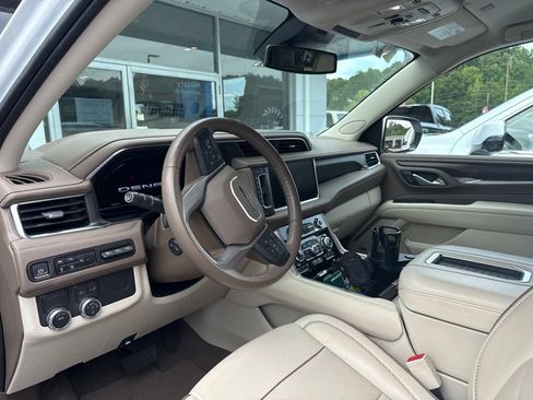 Used 2024 GMC Yukon XL Denali RWD image 9