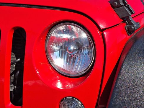 Used 2015 Jeep Wrangler Unlimited Rubicon w/ Connectivity Group image 29