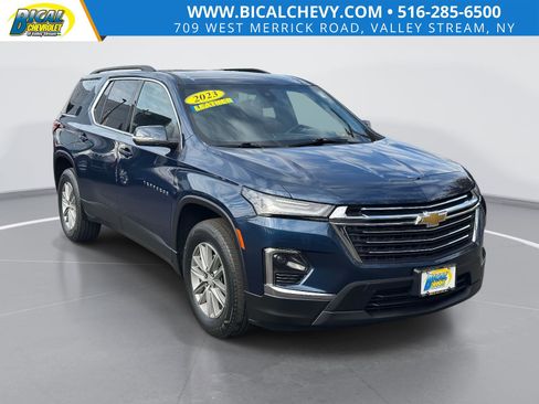 Used 2023 Chevrolet Traverse LT image 1