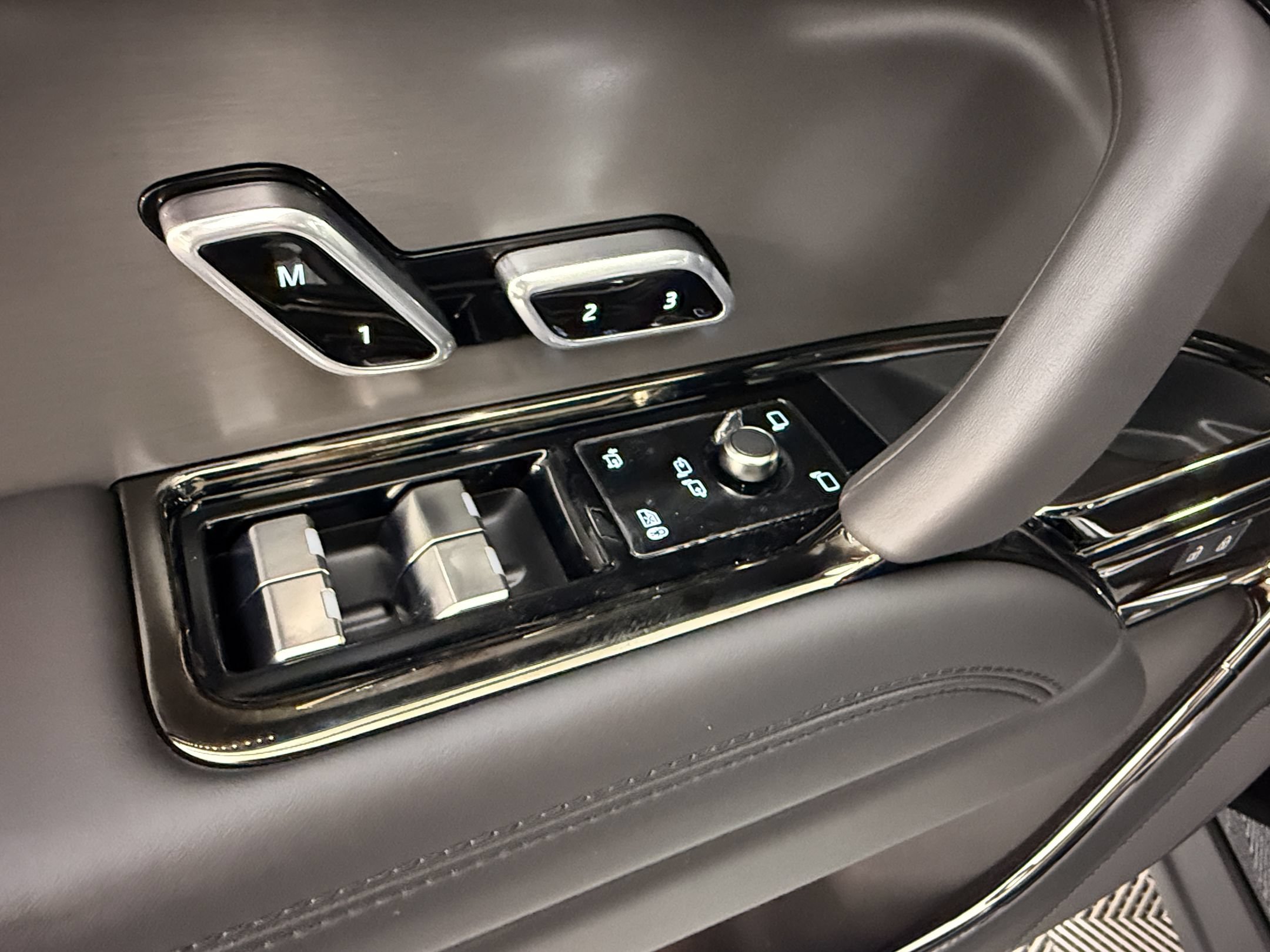 New 2027 Land Rover Range Rover Sport SE AWD/4WD image 13