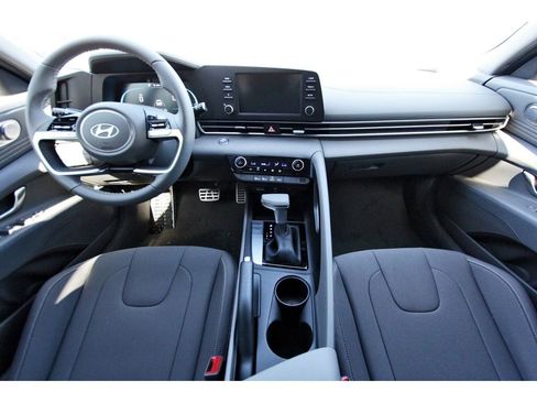 Used 2025 Hyundai Elantra Sport image 8