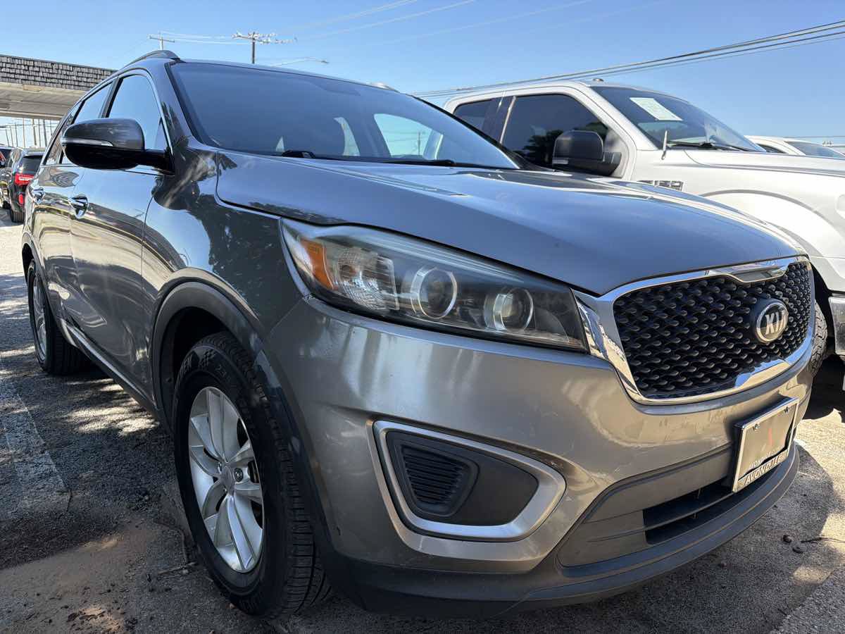 Used 2017 Kia Sorento LX FWD image 2