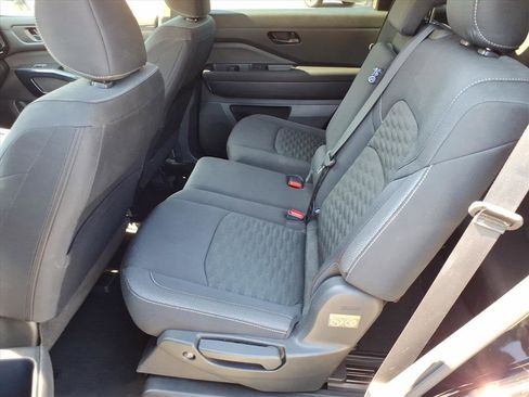 Used 2025 Nissan Pathfinder SV image 4