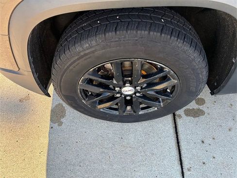 Used 2019 GMC Acadia SLT w/ LPO, Cargo Package image 10