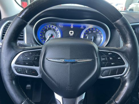 Used 2018 Chrysler 300 Limited image 19