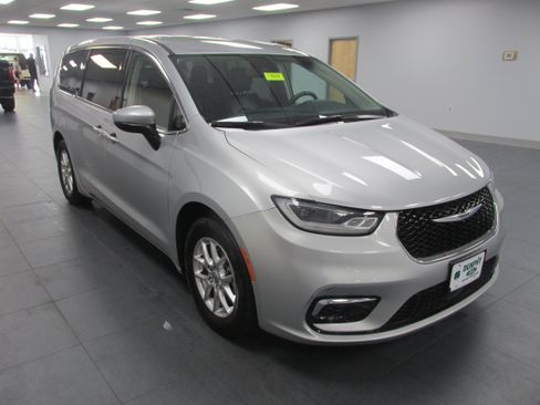 Used 2023 Chrysler Pacifica Touring-L FWD image 3