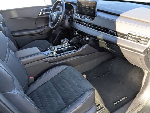 Used 2025 Mitsubishi Outlander SE image 41