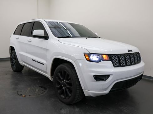 Used 2017 Jeep Grand Cherokee Altitude image 3
