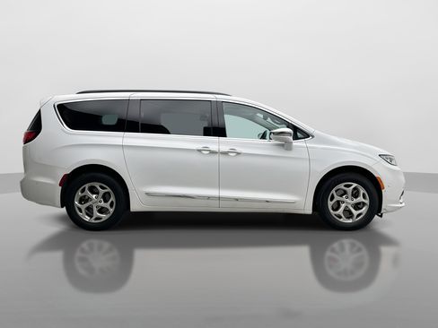 Used 2022 Chrysler Pacifica Limited AWD/4WD image 6
