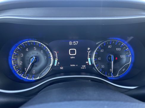 Used 2024 Chrysler Pacifica Touring-L image 11