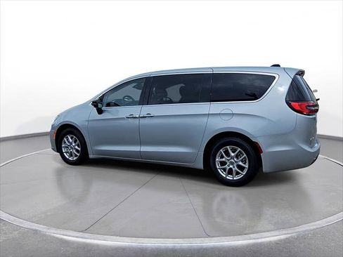 Used 2024 Chrysler Pacifica Touring-L FWD image 6