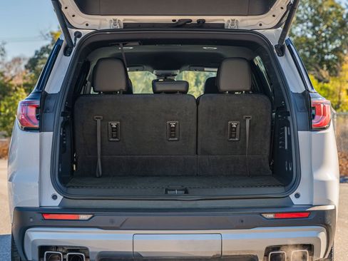 Used 2024 GMC Acadia Elevation image 17