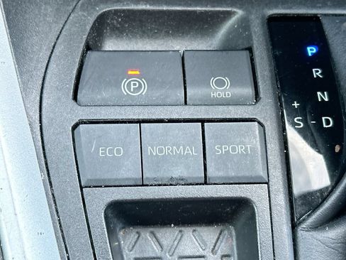 Used 2022 Toyota RAV4 LE FWD image 31