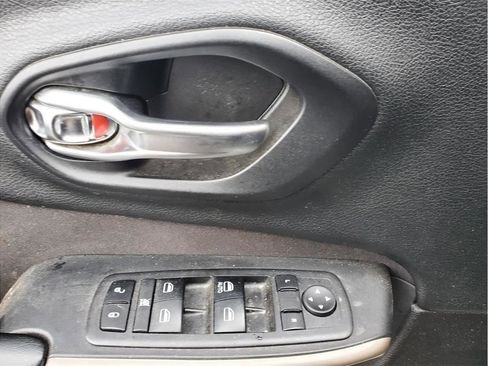 Used 2018 Jeep Cherokee Latitude FWD image 10
