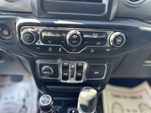 Used 2019 Jeep Wrangler Unlimited Sahara AWD/4WD image 14