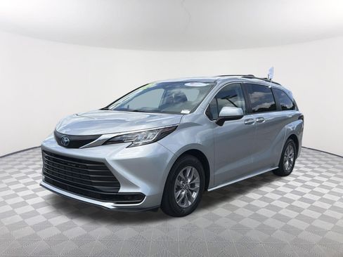 Certified 2022 Toyota Sienna LE FWD image 3