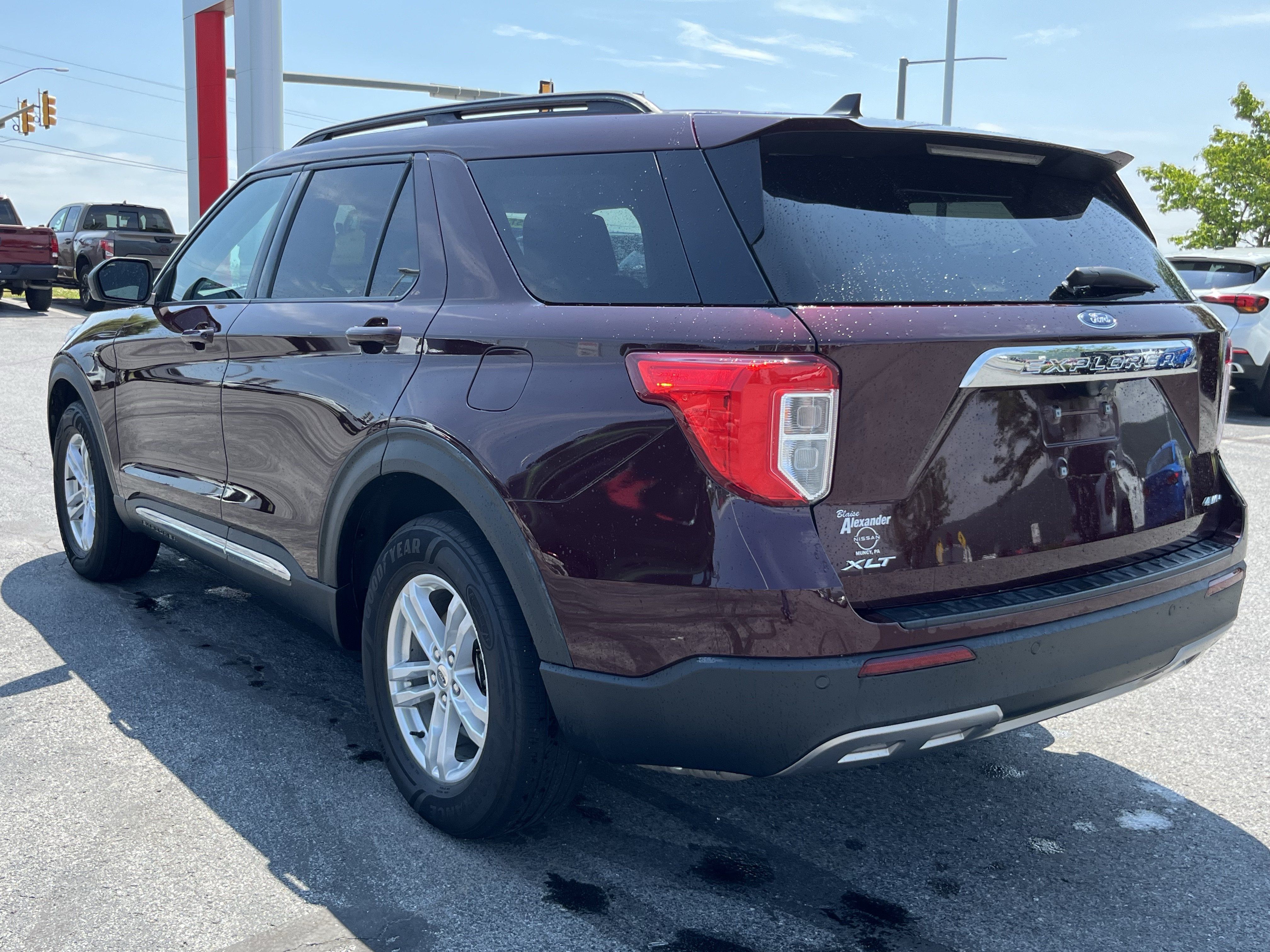 Used 2022 Ford Explorer XLT w/ Equipment Group 202A AWD/4WD image 9