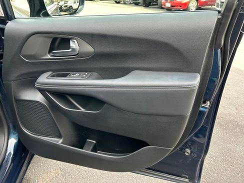 Used 2025 Chrysler Pacifica Select image 36