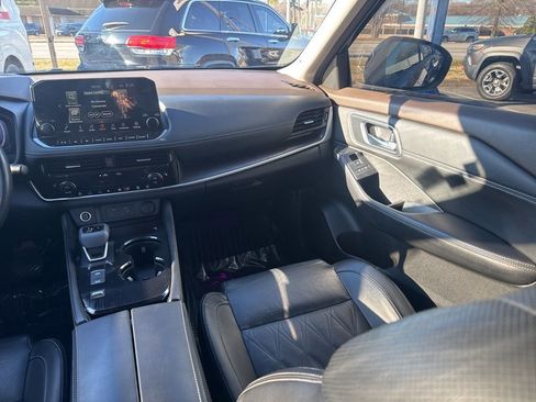 Used 2021 Nissan Rogue Platinum image 11