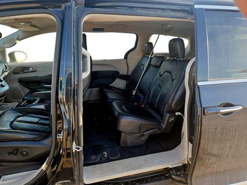 Used 2017 Chrysler Pacifica Touring-L image 28