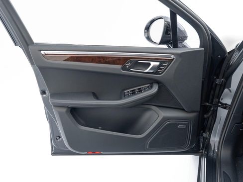 Certified 2025 Porsche Macan image 21