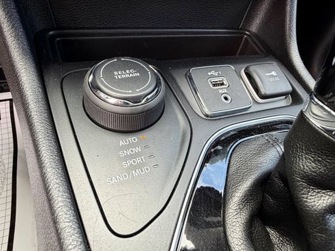 Used 2019 Jeep Cherokee Latitude Plus AWD/4WD image 40