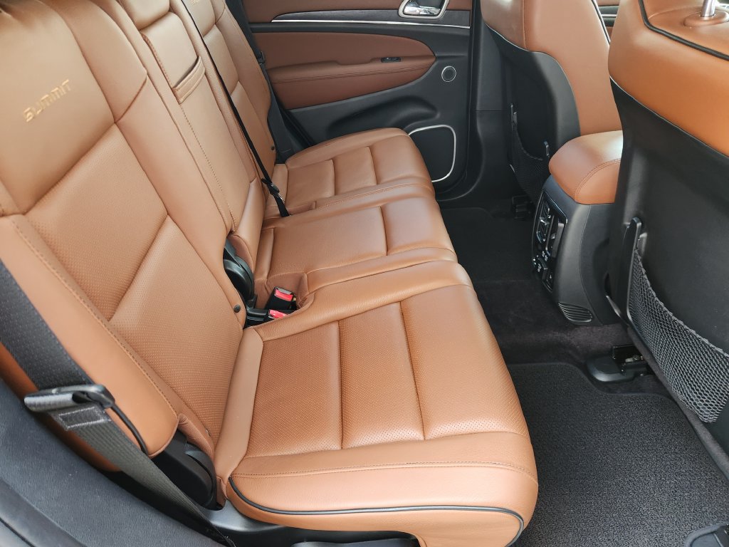 Used 2018 Jeep Grand Cherokee Summit w/ Skid Plate Group AWD/4WD image 31