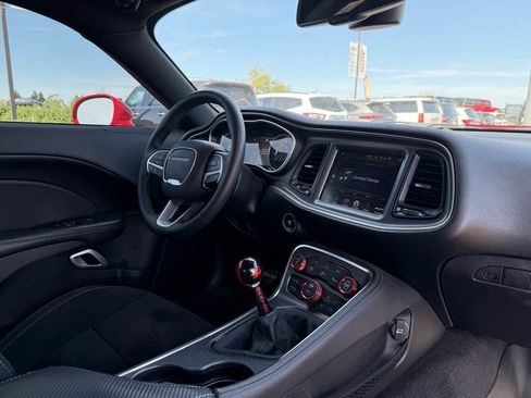Used 2015 Dodge Challenger R/T Scat Pack w/ Leather Interior Group RWD image 18