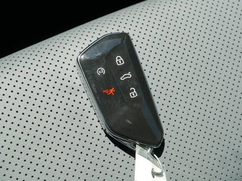 Certified 2025 Volkswagen Tiguan SE AWD/4WD image 35