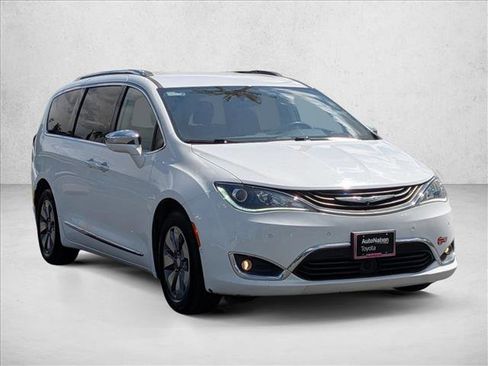 Used 2018 Chrysler Pacifica Limited w/ Advanced Safetytec Group FWD image 3