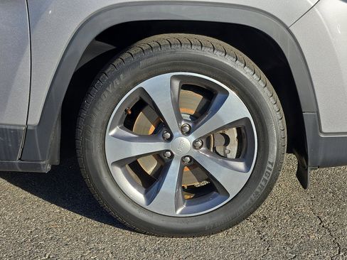 Used 2019 Jeep Cherokee Limited image 8