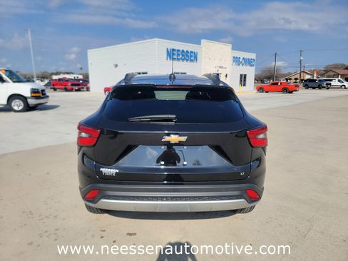 Used 2025 Chevrolet Trax LT w/ LT Convenience Package image 6