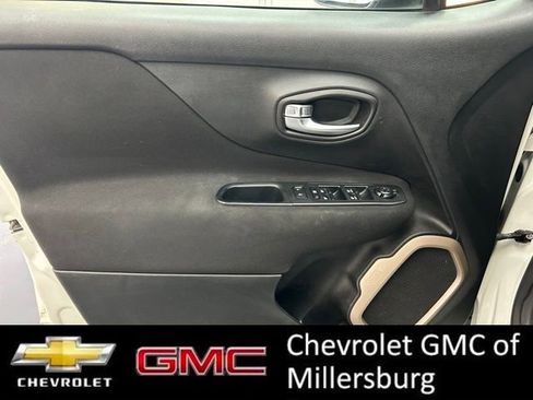 Used 2016 Jeep Renegade Latitude image 16