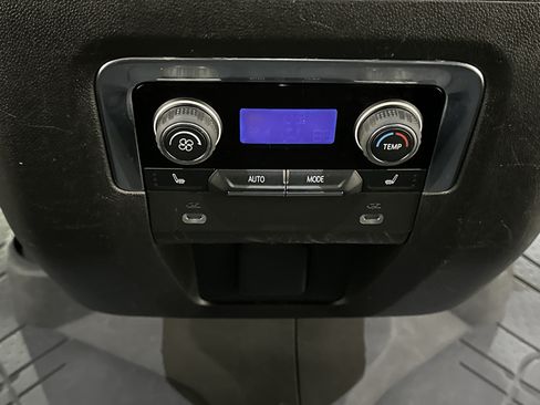 Used 2022 Chevrolet Tahoe Premier AWD/4WD image 25