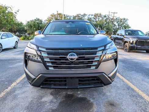 Used 2024 Nissan Rogue SV w/ SV Premium Package FWD image 4