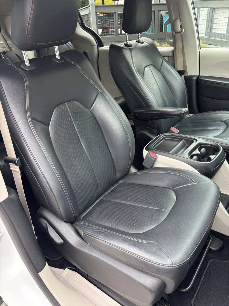 Used 2018 Chrysler Pacifica Touring-L FWD image 18