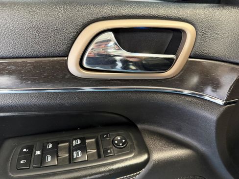 Used 2017 Jeep Grand Cherokee Limited w/ Luxury Group II image 12