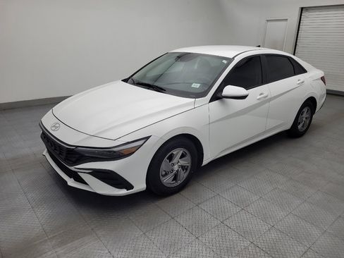 Used 2025 Hyundai Elantra SE image 2