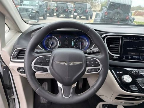 Used 2023 Chrysler Pacifica Touring-L FWD image 36