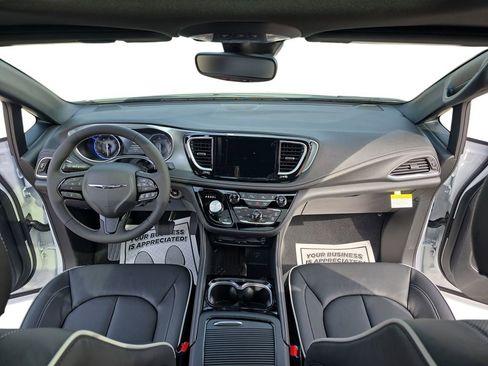 New 2026 Chrysler Pacifica Limited image 9